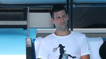 Novak Djokovic, descansando durante un entrenamiento, en las instalaciones de Melbourne Park.