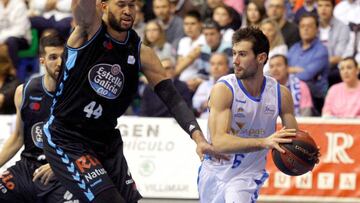 GRAF1164. BURGOS, 20/10/2018.- El base uruguayo del San Pablo Burgos Bruno Fitipaldo (d) intenta superar al pivot jamaicano del Caf&eacute; Candelas Breog&aacute;n Jerome Jordan durante el partido de baloncesto de la quinta jornada de la liga Endesa. EFE/Santi Otero