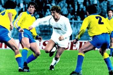 El Real Madrid tiene la etiqueta de club que hace caja con su cantera. Es cierto que, últimamente, la tónica ha sido esa en Valdebebas, pero no siempre. De hecho, el primero de esta lista es una leyenda blanca, Emilio Butragueño, y su apodo da nombre a una de las mejores etapas de la historia del club madrileño: 'La quinta del Buitre'. Esta generación liderada por Butragueño es la mejor camada de canteranos de la historia de los de Concha Espina. 
Junto a Miguel Pardeza, Manuel Sanchís, Miguel González y Rafael Martín Vázquez, y entrenado por otra leyenda blanca como Amancio Amaro, 'El Buitre' comandó a un Castilla que llenaba el Santiago Bernabéu más que el primer equipo. Butragueño fue el capitán general de una quinta que revitalizó a un Real Madrid que estaba de capa caída, con tres años sin ganar la liga y un descontento generalizado en el madridismo. El madrileño debutó un 5 de febrero de 1984 frente al Cádiz en el estadio Ramón de Carranza. Di Stéfano, entrenador del Madrid en aquel momento, lo sustituyó por su contemporáneo Manolo Sanchís, perdiendo el Madrid por 2-0, pero un doblete de 'El Buitre' puso líder de la liga a los blancos. Desde entonces, se convirtió en un fijo en el primer equipo. Fue el último de su quinta en debutar, pero su legado quedará siempre en el olimpo de los buenos recuerdos para los madridistas. 
