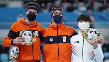 2022 Beijing Olympics - Speed Skating - Men&#039;s 1500m - National Speed Skating Oval, Beijing, China - February 8, 2022. Gold medallist Kjeld Nuis of the Netherlands, silver medallist Thomas Krol of the Netherlands and bronze medallist Kim Minseok of So