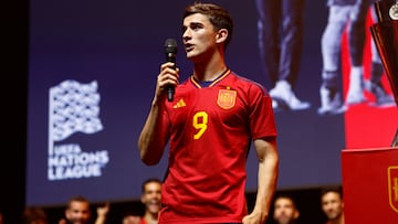 MADRID, 19/06/2023.- El centrocampista de la selección española de fútbol Gavi durante el acto de celebración de la consecución por parte de la selección española de fútbol del título de la Liga de Naciones, tras vencer a Croacia en la tanda de penaltis, este lunes en el Wizink Center de Madrid. EFE/Rodrigo Jiménez
