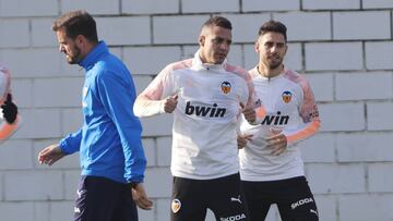 Rodrigo y Sobrino se ejercitan sin el balón durante el entrenamiento de ayer.