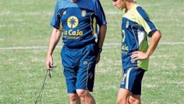 <b>DISTANCIA INSALVABLE. </b>Kresic dialoga con Armiche en la concentración en La Palma.