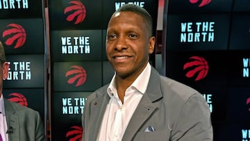 Masai Ujiri (derecha), m&aacute;nager general de los Raptors, durante la presentaci&oacute;n de su nuevo entrandor, Nick Nurse (izquierda).