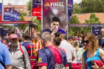 La afición del Barça disfruta de las instalaciones de la fan zone en el antiguo Matadero de Madrid.