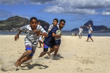 Robert Malengreau, fundador de la ONG UmRio, imparte clases de rugby a los jóvenes de la favela de Morro do Castro, en Niteroi, Río de Janeiro. Apoyando así a los más pequeños de las comunidades afectadas por el crimen y la violencia, para que puedan acce