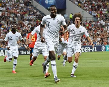 0-1. Jean-Philippe Mateta celebró el primer gol que marcó de penalti.