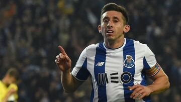 El mediocampista mexicano sentenció la victoria de Los Dragones por 2-0, al aprovechar un error del portero rival en la salida.