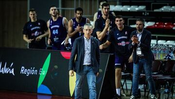 Moncho Fernández, entrenador del Monbus Obradoiro, con su banquillo detrás.