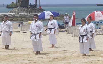 Exhibición en la playa de Okinawa.