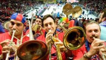 <b>LAS INCANSABLES CHARANGAS. </b>La afición del Baskonia es fiel y animosa como nadie. Su presencia se agradece en cualquier pabellón. Ayer animaron el BEC.