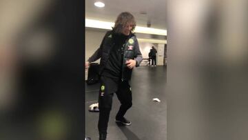 ¡Vaya bailecito se marcó David Luiz en el vestuario!