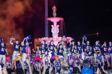 Los jugadores del Levante celebran el ascenso a primera divisi¨®n en la Fuente de las Cuatro Estaciones de la Alameda.