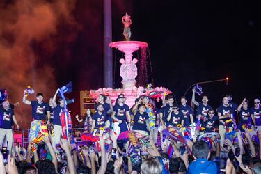Los jugadores del Levante celebran el ascenso a primera división en la Fuente de las Cuatro Estaciones de la Alameda.