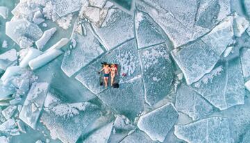 "Tom esta foto en febrero 2021, en las placas de hielo de la reserva de Kapchagai, en la regin de Almaty. La temperatura del aire era de 10 grados bajo cero. Para nuestra regin se podra decir que es calor. As que sin esperar al verano, decidimos inaugurar la temporada de playa". Segundo premio en People. 