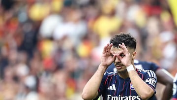 Georges Lyon's Georgian forward #69 Georges Mikautadze reacts to Lens' supporters after scoring his team's first goal during the French L1 football match between RC Lens and Olympique Lyonnais (OL) at Stade Bollaert-Delelis in Lens, northern France on August 16, 2025. (Photo by Sameer Al-DOUMY / AFP)