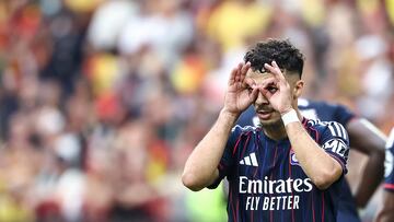 Georges Lyon's Georgian forward #69 Georges Mikautadze reacts to Lens' supporters after scoring his team's first goal during the French L1 football match between RC Lens and Olympique Lyonnais (OL) at Stade Bollaert-Delelis in Lens, northern France on August 16, 2025. (Photo by Sameer Al-DOUMY / AFP)