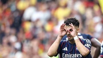 Georges Lyon's Georgian forward #69 Georges Mikautadze reacts to Lens' supporters after scoring his team's first goal during the French L1 football match between RC Lens and Olympique Lyonnais (OL) at Stade Bollaert-Delelis in Lens, northern France on August 16, 2025. (Photo by Sameer Al-DOUMY / AFP)