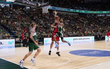 El Unicaja revienta al Covirán al principio y con un gran final