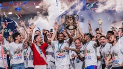 Se metió de sorpresa entre los chilenos con más títulos en la historia y Gareca lo premia citándolo a la Roja