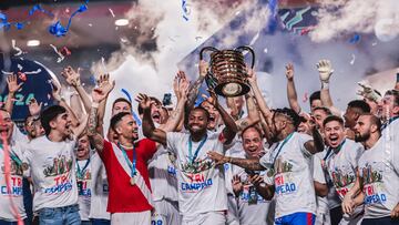Se metió de sorpresa entre los chilenos con más títulos en la historia y Gareca lo premia citándolo a la Roja