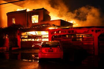 Una casa en Malibú desaparece bajo las llamas y el fuego.