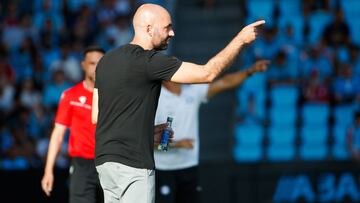 El entrenador local Claudio Giráldez realiza indicaciones durante el partido entre el Celta y el Alavés en Balaídos.