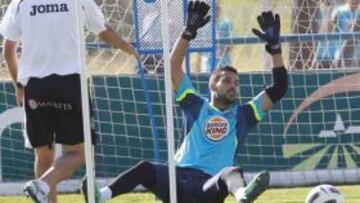 <b>PUESTA A PUNTO. </b>El guardameta Moyà, durante un entrenamiento.