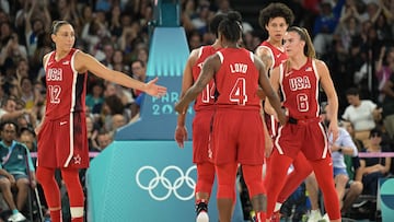 Diana Taurasi le choca la mano a Jewell Loyd.