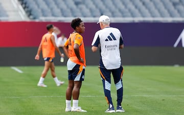 Endrick y Ancelotti conversan en un entrenamiento. 