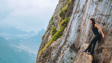 Mujer en la pared de una montaña