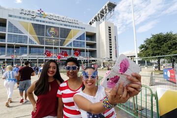 Color de los hinchas llegando  en el NRG Stadium en  Houston. 