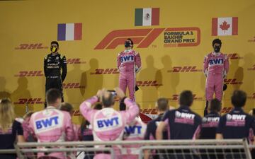 Sergio Pérez de Racing Point celebra en el podio después de ganar la carrera con Esteban Ocon de Renault, segundo clasificado, y Lance Stroll Pool, tercero