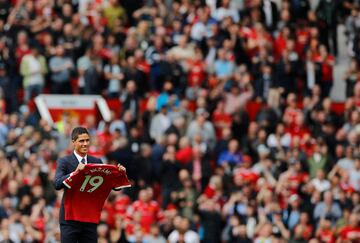 El defensa franc谷s ha sido presentado antes del encuentro que ha disputado su nuevo club (Manchester United) frente al Leeds United Football Club. La afici車n le recibi車 calurosamente.