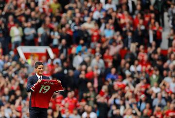 El defensa francés ha sido presentado antes del encuentro que ha disputado su nuevo club (Manchester United) frente al Leeds United Football Club. La afición le recibió calurosamente.