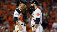 Jason Castro conversa durante el tercer partido de sus series con el magn&iacute;fico pitcher titular de Houston, Dallas Keuchel.