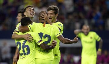 Barcelona 1-0 Roma | Celebración de los jugadores del Barcelona tras el gol de Rafinha. 