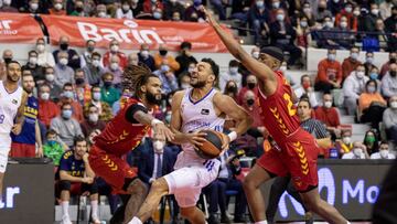 El base madridista Willliams-Goss entra a canasta entre los jugadores del UCAM James Webb III e Isaiah Taylor durante el partido de la 14ª jornada de la Liga Endesa de la temporada 2021-22, celebrado en Murcia.