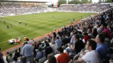 APOYO. Los aficionados del Albacete, en las gradas del Carlos Belmonte.