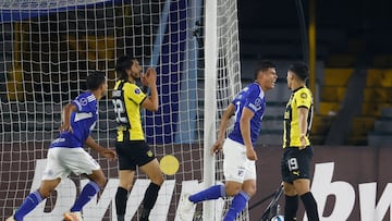 AME1007. BOGOTÁ (COLOMBIA), 23/05/2023.- Jorge Enrique Arias (2-d) de Millonarios celebra un gol hoy, en un partido de la Copa Sudamericana entre Millonarios y Peñarol en el estadio El Campín en Bogotá (Colombia). EFE/ Mauricio Dueñas Castañeda
