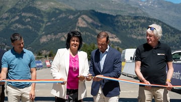Ministro de Turismo, Jordi Torres; la cónsul mayor de La Massana, Eva Sansa; el consultor UCI MTB, Simon Burney; y el director del evento, David Hidalgo; cortando la cinta de la 10ª Copa del Mundo UCI de BTT de Pal Arinsal.
