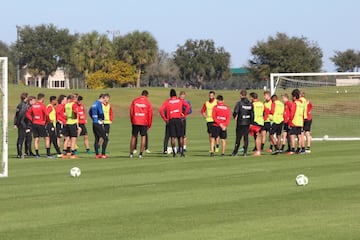 El Bayer Leverkusen entrena en el campo deportivo del Omni Resort. 