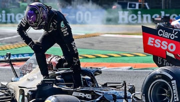 Lewis Hamilton se baja de su Mercedes tras su accidente con Verstappen en Monza.