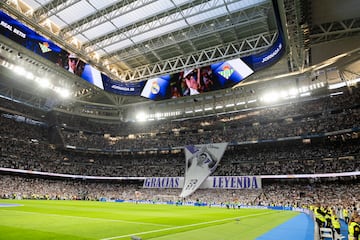 Toni Kroos, recibe el reconocimiento de los jugadores de ambos equipos y aficionados en el estadio Santiago Bernabéu. En la imagen, una gigantesca pancarta en forma de banderín de capitán y la frase, 'gracias, leyenda'.