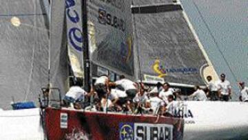 <b>REFRIEGA EN ALTA MAR.</B> El Subaru realizó un viraje que perjudicó al Caixa Galicia y por el que fue castigado.