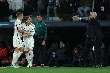 Ancelotti da instrucciones a Modric, cuando entra por Kroos en el partido ante el City. 