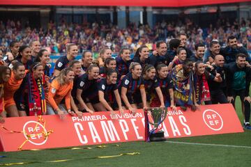 El equipo femenino del Barcelona posa con la Copa de la Liga. 