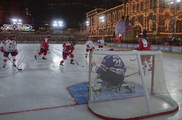 El presidente ruso, participó de un partido de hockey hielo que ya se está convirtiendo en un evento tradicional en las fechas cercanas a la navidad, en la Plaza Roja de Moscú, con la intención de fomentar el interés por el deporte amateur. Estuvo acompañado por otros políticos como el ministro de defensa y algunos empresarios, además de ex jugadores profesionales.