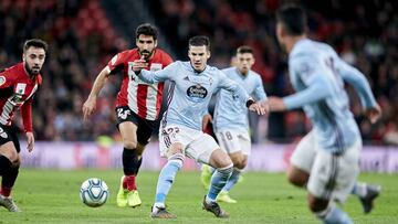 Unai L&oacute;pez lucha por un bal&oacute;n con Mina.