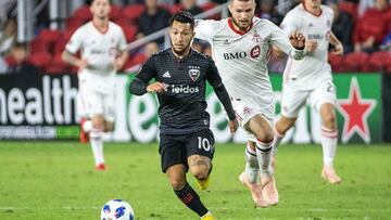 Luciano Acosta conduciendo el balón frente a Tornto FC en la temporada de la MLS 2018.